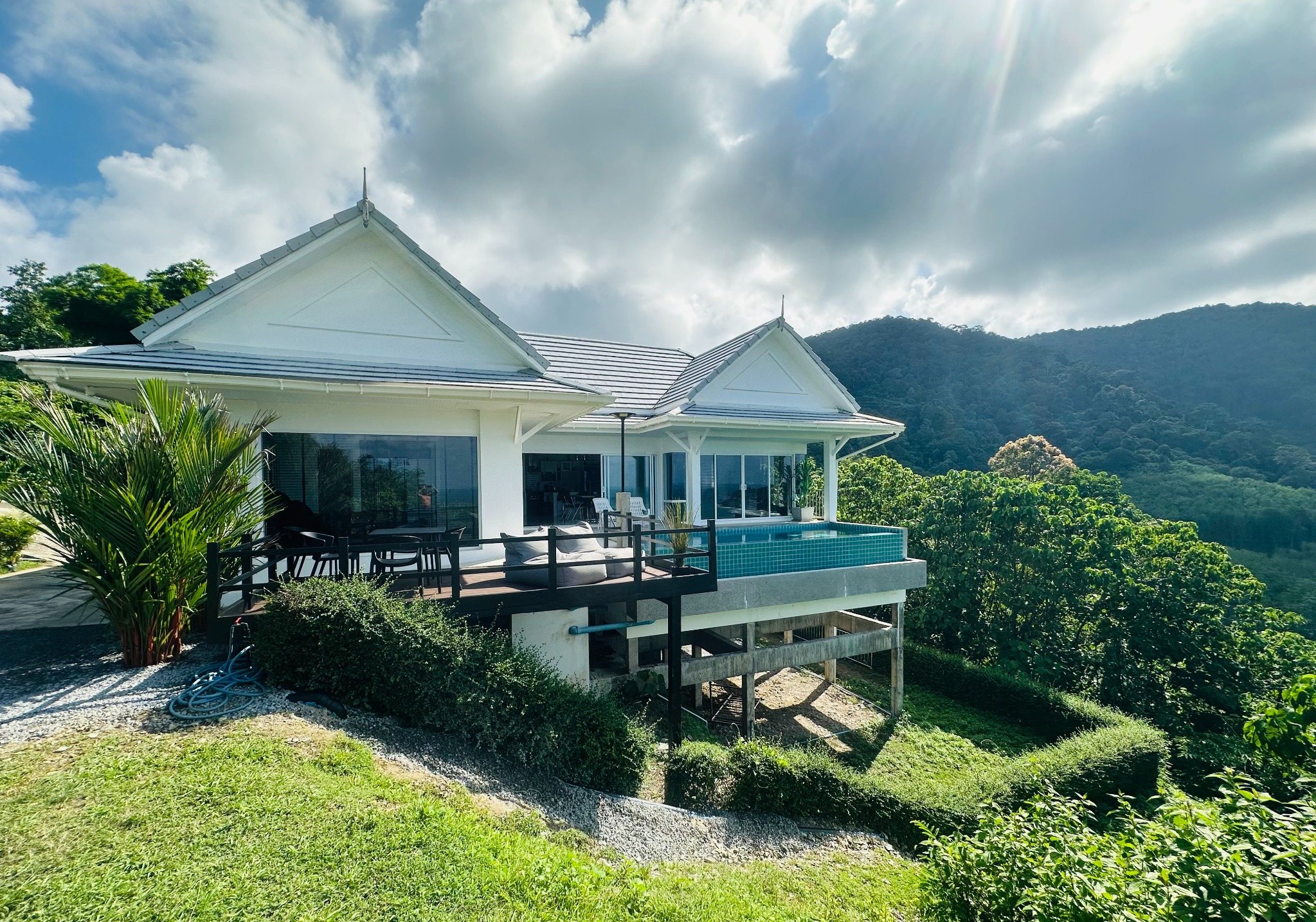 White Villa Lanta in its tropical hillside setting