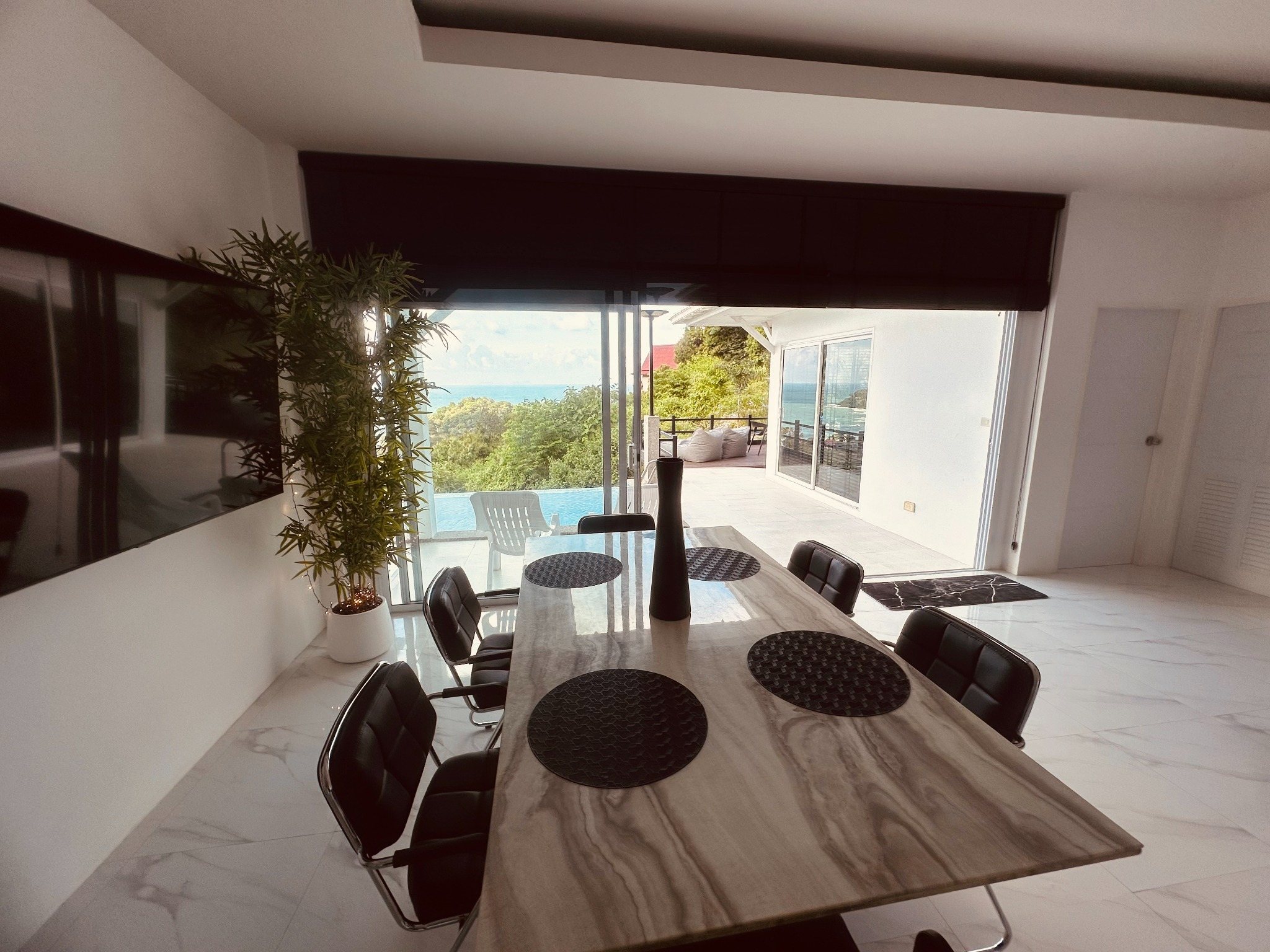 Dining room opening toward the terrace, pool and sea