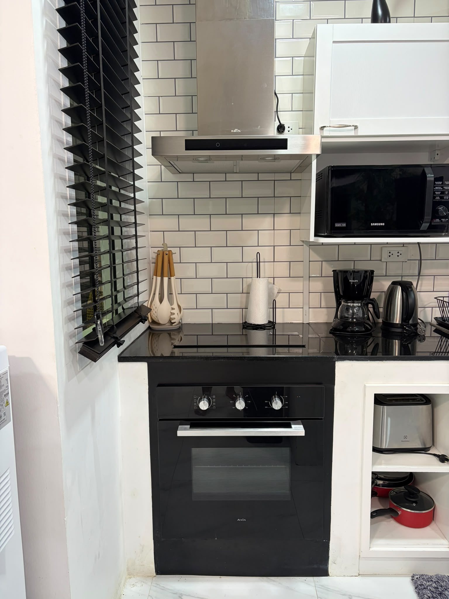 Kitchen with oven and cooktop
